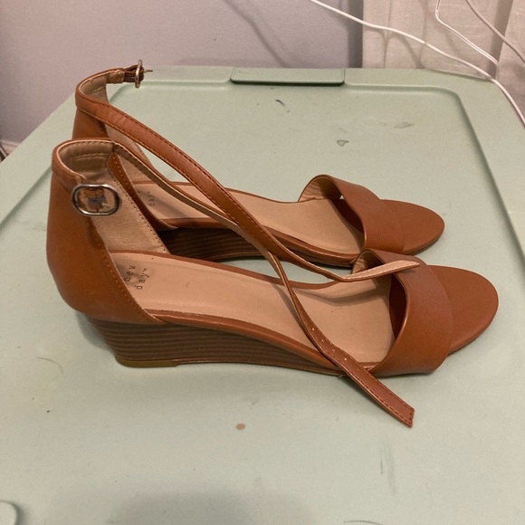 Staple Basic Brown Heel - Picture 2 of 2